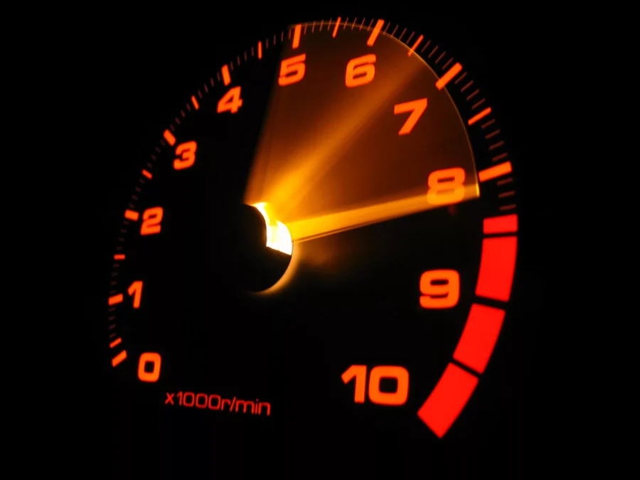 Proč motor běží na volnoběh a proč je jeho chod nestabilní?