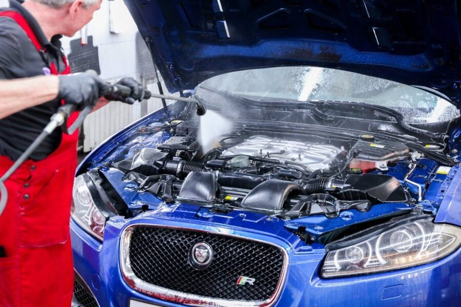 Jak umýt motor auta doma a zda je to vhodné či nikoliv