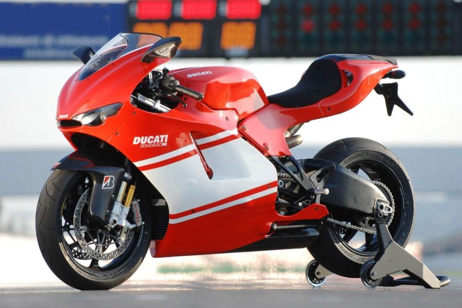 Motor s desmodromickým ovládáním ventilů